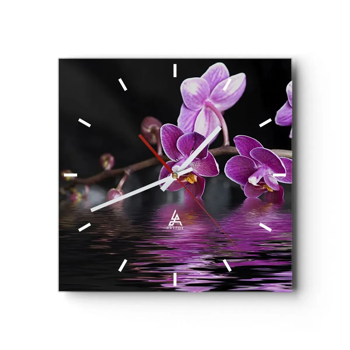 Zegar ścienny - Fioletowe orchidee nad spokojną wodą na tle czarnym - 30x30cm - Liliowe odbicie piękna - Nowoczesna dekoracja ścienna do salonu i sypialni ARTTOR
