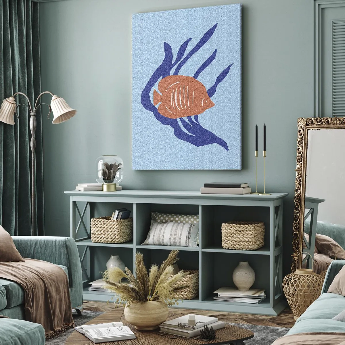 Obraz na płótnie - Pomarańczowa ryba pośród niebieskich wodorostów na błękitnym tle - 50x70cm - Mieszkanka wód koralowych - Nowoczesna dekoracja ścienna do salonu, kuchni i sypialni ARTTOR