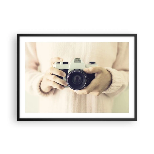 Plakat w czarnej ramie - Retro aparat fotograficzny trzymany w dłoniach na jasnym tle - 70x50cm - By widzieć więcej… - Nowoczesna dekoracja ścienna do salonu i sypialni ARTTOR