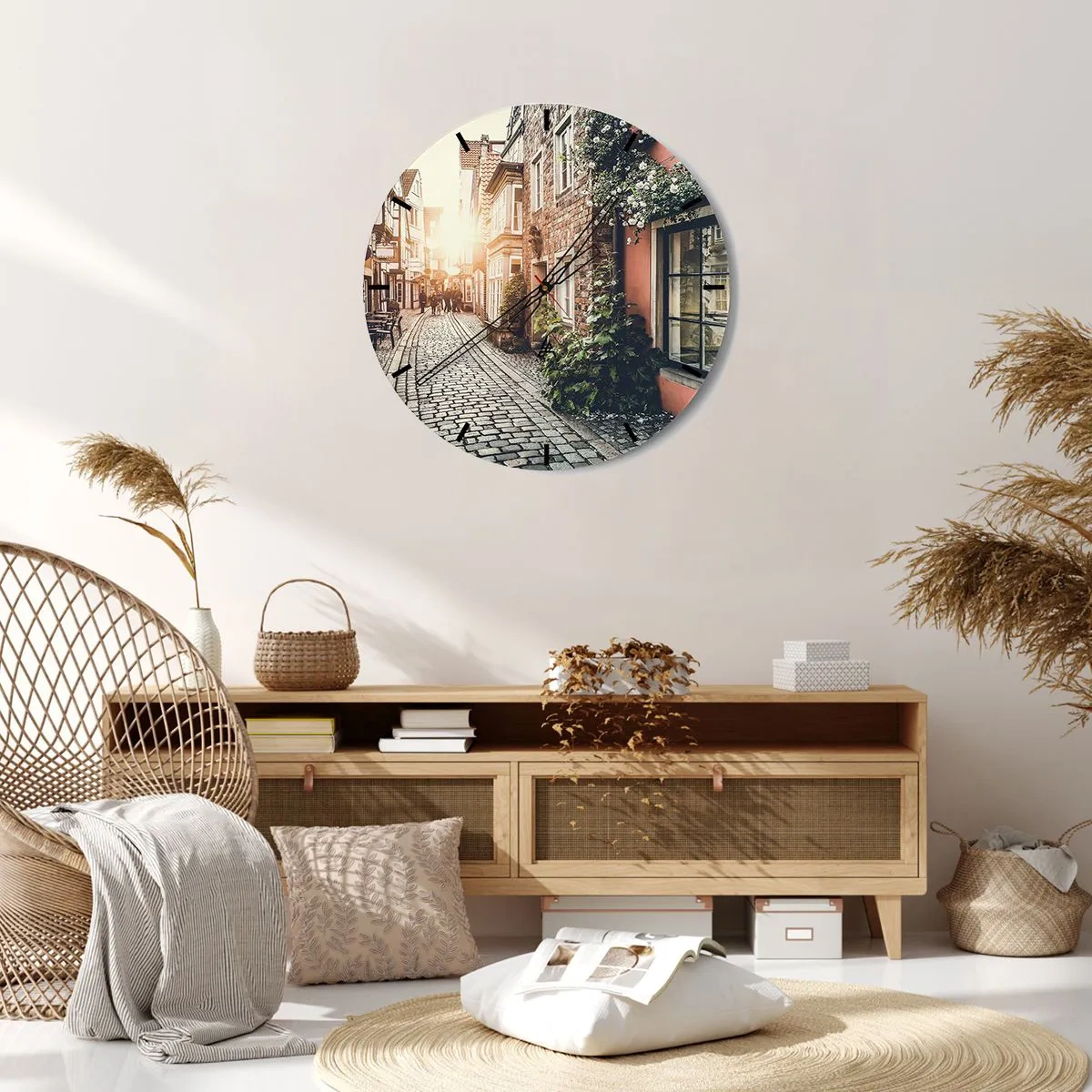 Zegar ścienny - Malownicza uliczka z kamienicami i różami w świetle zachodu słońca - 30x30cm - Różany zaułek w różowym blasku - Nowoczesna dekoracja ścienna do salonu, kuchni i sypialni ARTTOR