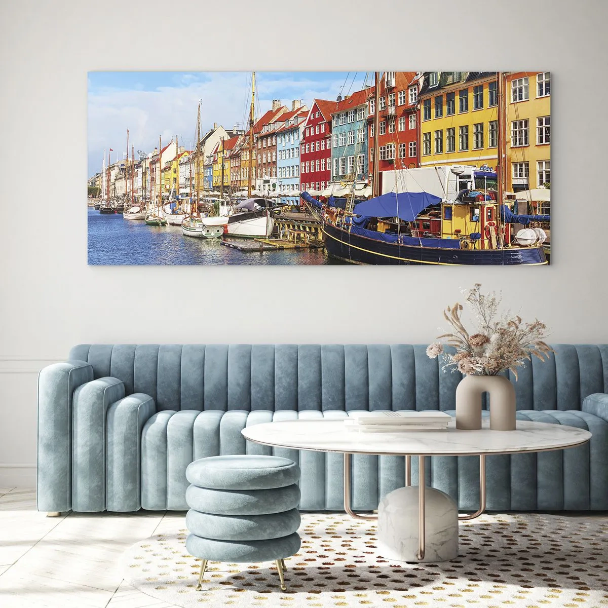 Obraz na szkle - Kolorowe kamienice nad kanałem z łodziami w słońcu - 120x50cm - Radosne nabrzeże - Nowoczesna dekoracja ścienna do salonu i sypialni ARTTOR