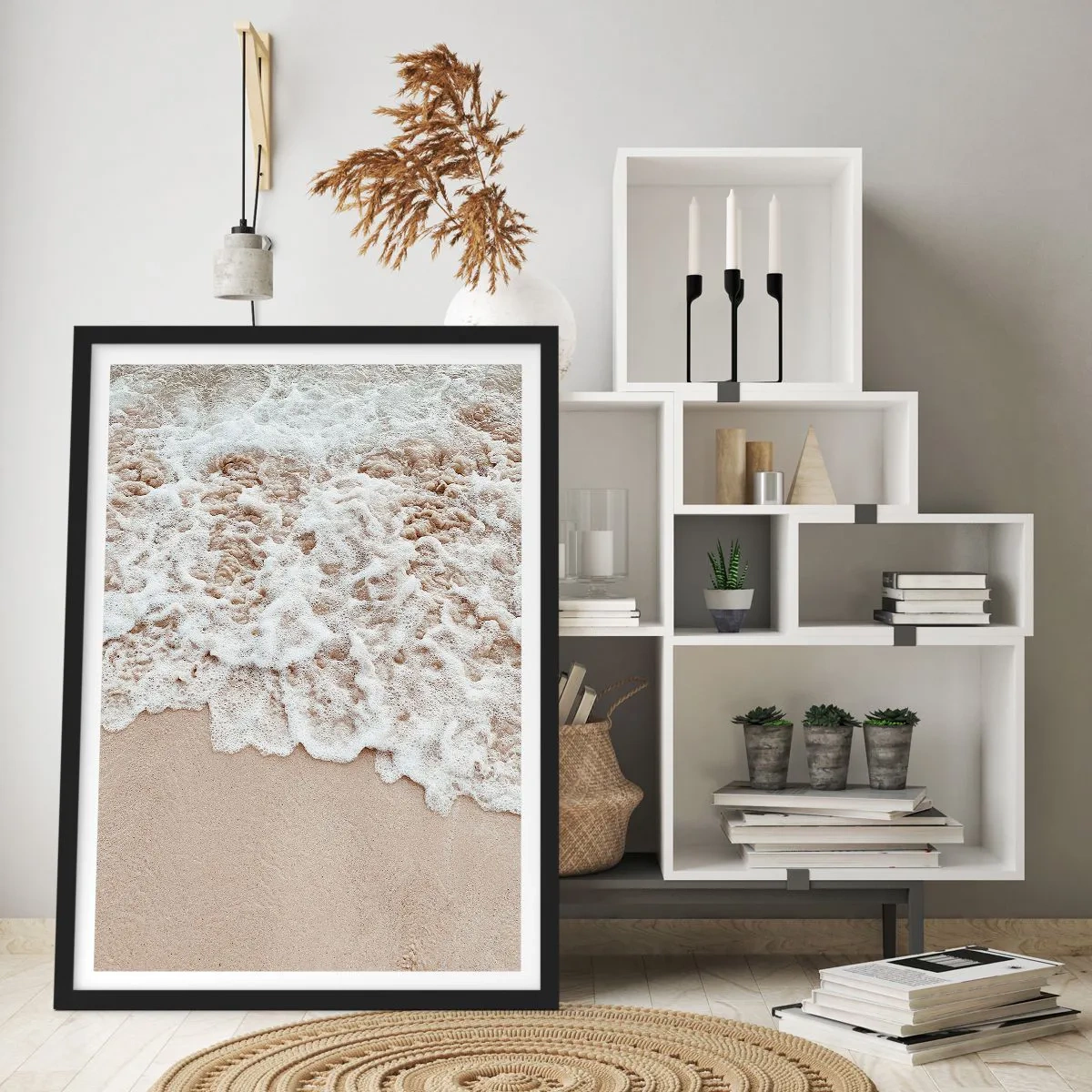 Plakat w czarnej ramie - Delikatne fale rozbijające się o piasek plaży - 50x70cm - Zaraz wracam - Nowoczesna dekoracja ścienna do salonu i sypialni ARTTOR