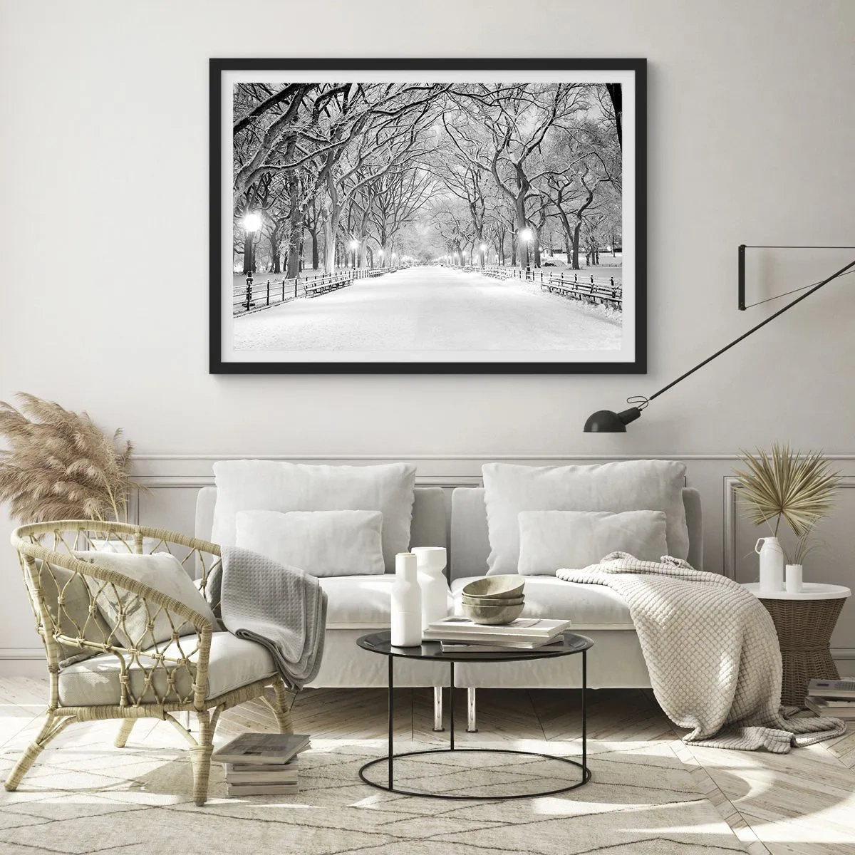 Plakat w czarnej ramie - Zimowa alejka z drzewami pokrytymi śniegiem w monochromatycznym ujęciu - 70x50cm - Cztery pory roku – zima - Nowoczesna dekoracja ścienna do salonu i sypialni ARTTOR