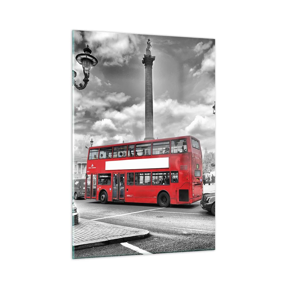 Obraz na szkle - Czerwony autobus na tle czarno-białego miejskiego krajobrazu - 50x70cm - Prawdziwy krwioobieg miasta - Nowoczesna dekoracja ścienna do salonu, kuchni i sypialni ARTTOR