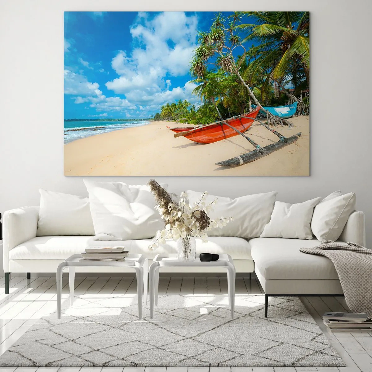 Obraz na szkle - Tropikalna plaża z palmami i tradycyjnymi łodziami - 120x80cm - Urok tropików - Nowoczesna dekoracja ścienna do salonu, kuchni i sypialni ARTTOR