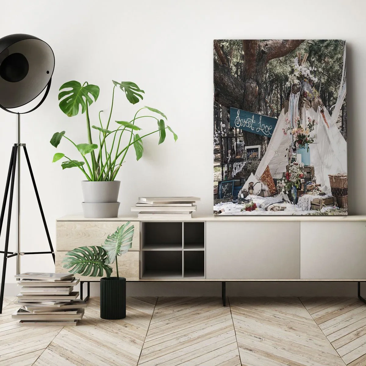 Obraz na płótnie - Romantyczna sceneria z namiotem w stylu boho ozdobionym kwiatami i dekoracjami - 50x70cm - Make love… - Nowoczesna dekoracja ścienna do salonu, kuchni i sypialni ARTTOR