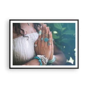 Plakat w czarnej ramie - Ręce ozdobione biżuterią w stylu boho - 100x70cm - Witaj w centrum bytu - Nowoczesna dekoracja ścienna do salonu i sypialni ARTTOR