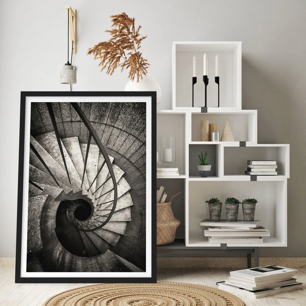 Plakat w czarnej ramie - Czarno-biała fotografia spiralnych schodów z perspektywy góry - 50x70cm - Schodami w górę, schodami w dół - Nowoczesna dekoracja ścienna do salonu i sypialni ARTTOR