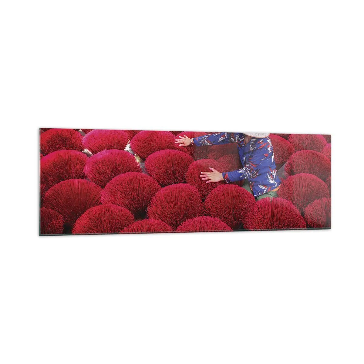 Obraz na szkle - Kobieta wśród czerwonych wiązek kadzideł w tradycyjnym kapeluszu - 160x50cm - Na ryżowym polu - Nowoczesna dekoracja ścienna do salonu i sypialni ARTTOR