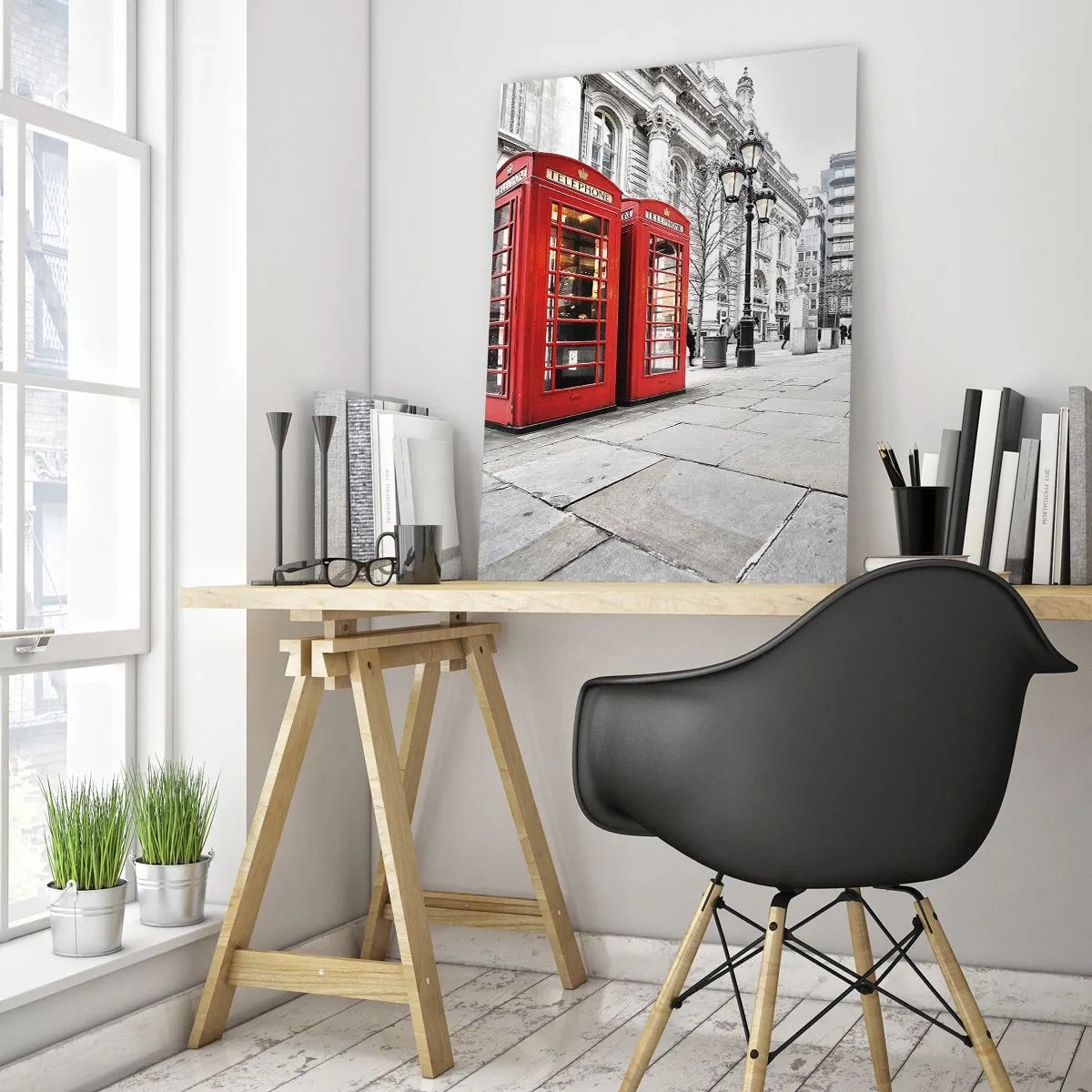 Obraz na szkle - Czerwone budki telefoniczne na tle miejskiego krajobrazu - 80x120cm - Welcome to London - Nowoczesna dekoracja ścienna do salonu i sypialni ARTTOR