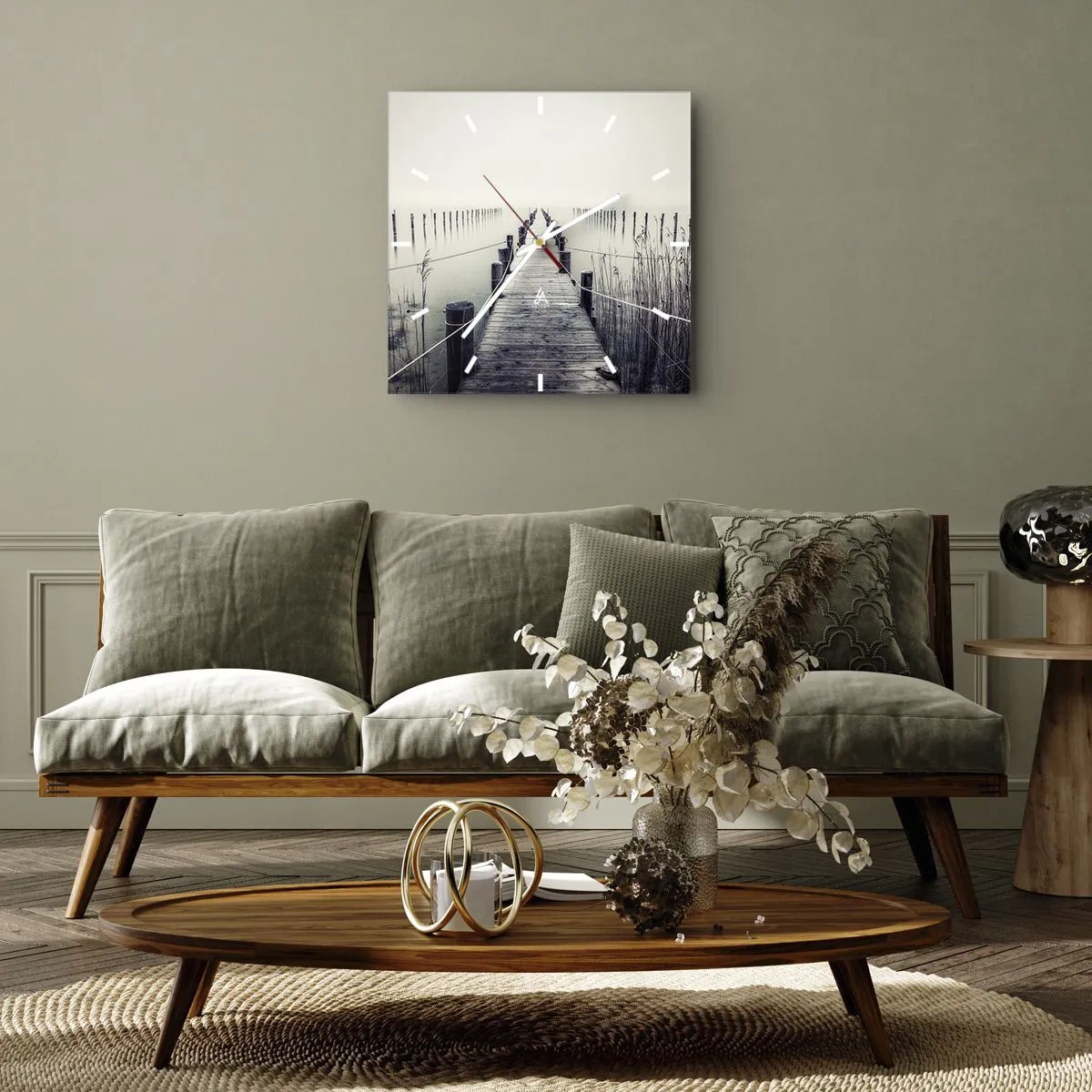 Zegar ścienny - Drewniany pomost prowadzący w mglistą przestrzeń - 30x30cm - Zanurz się w spokoju - Nowoczesna dekoracja ścienna do salonu i sypialni ARTTOR