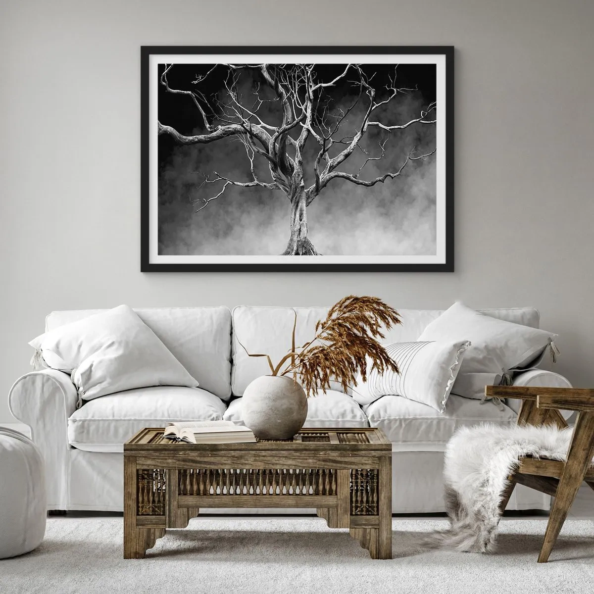 Plakat w czarnej ramie - Suche drzewo w czerni i bieli na tle mgły - 100x70cm - Pierwotne i święte - Nowoczesna dekoracja ścienna do salonu i sypialni ARTTOR
