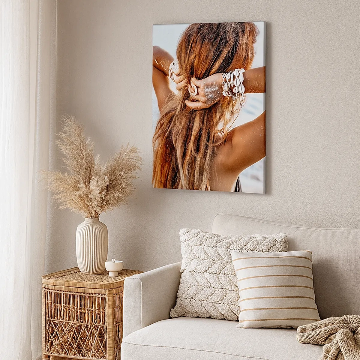 Obraz na płótnie - Kobieta na plaży z długimi włosami i bransoletkami z muszli - 50x70cm - Siostra wody i słońca - Nowoczesna dekoracja ścienna do salonu, kuchni i sypialni ARTTOR