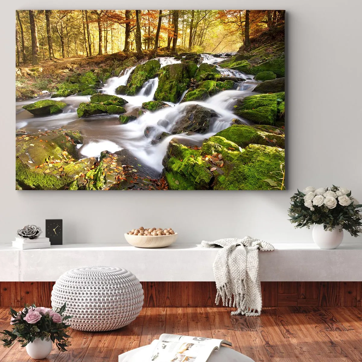 Obraz na płótnie - Zalesiony krajobraz z wodospadem otoczonym mchem - 120x80cm - Bystro przez jesienny las - Nowoczesna dekoracja ścienna do salonu, kuchni i sypialni ARTTOR