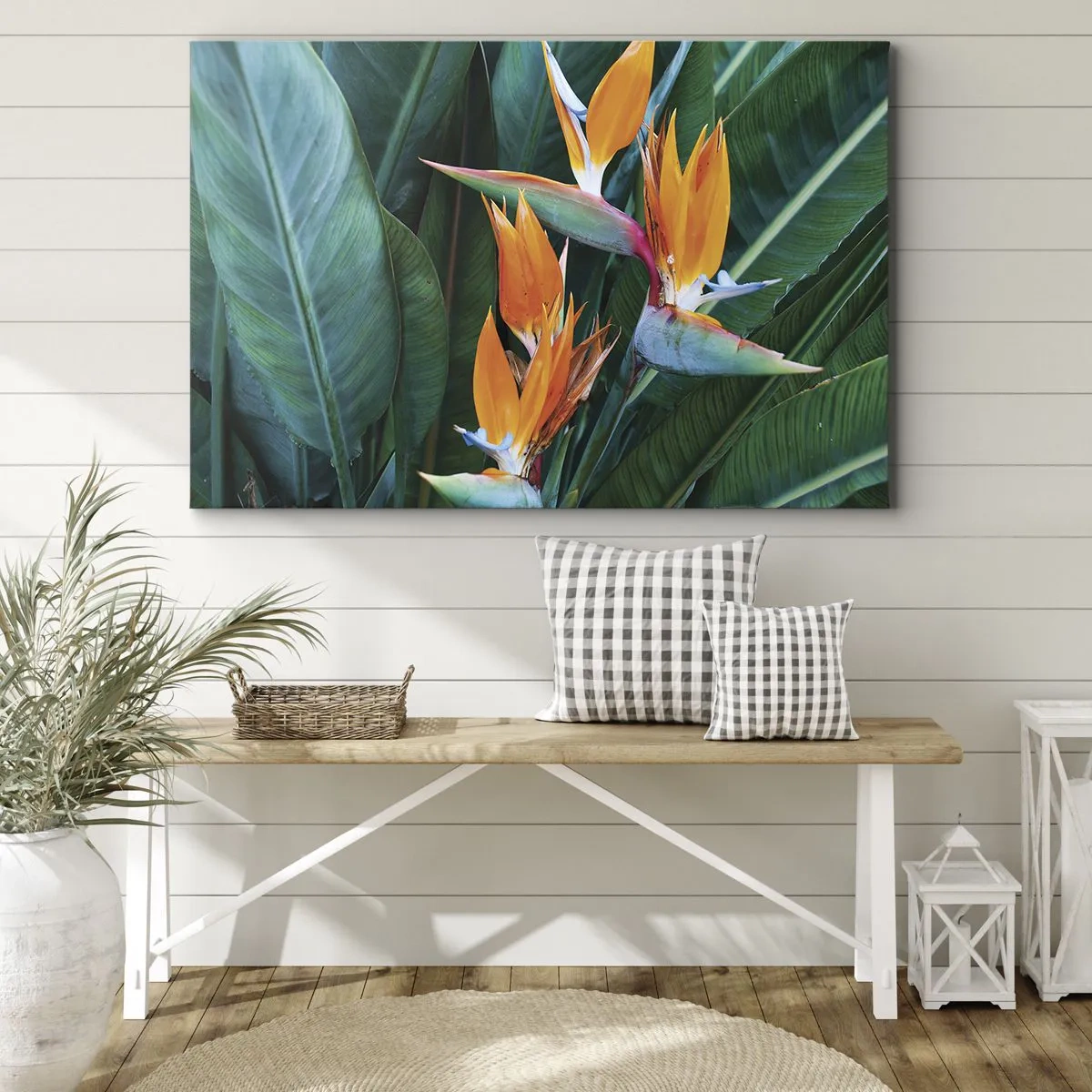 Obraz na płótnie - Egzotyczne kwiaty strelicji otoczone zielonymi liśćmi - 70x50cm - Czy to kwiat, czy to ptak? - Nowoczesna dekoracja ścienna do salonu i sypialni ARTTOR