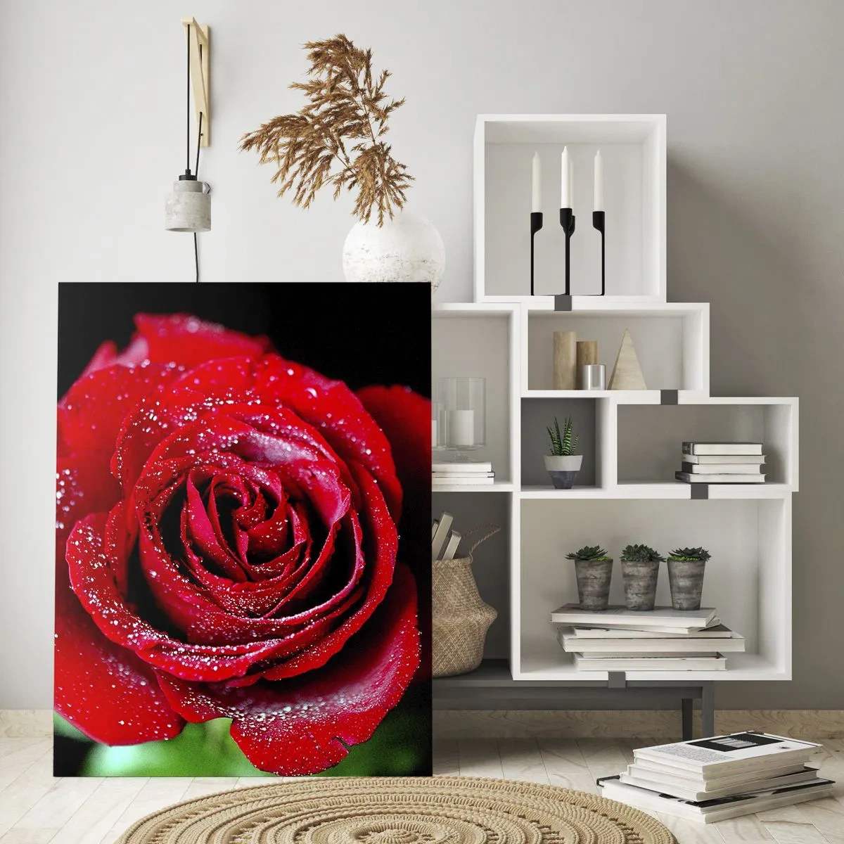 Obraz na szkle - Czerwona róża pokryta kroplami rosy na ciemnym tle - 50x70cm - To właśnie miłość - Nowoczesna dekoracja ścienna do salonu, kuchni i sypialni ARTTOR