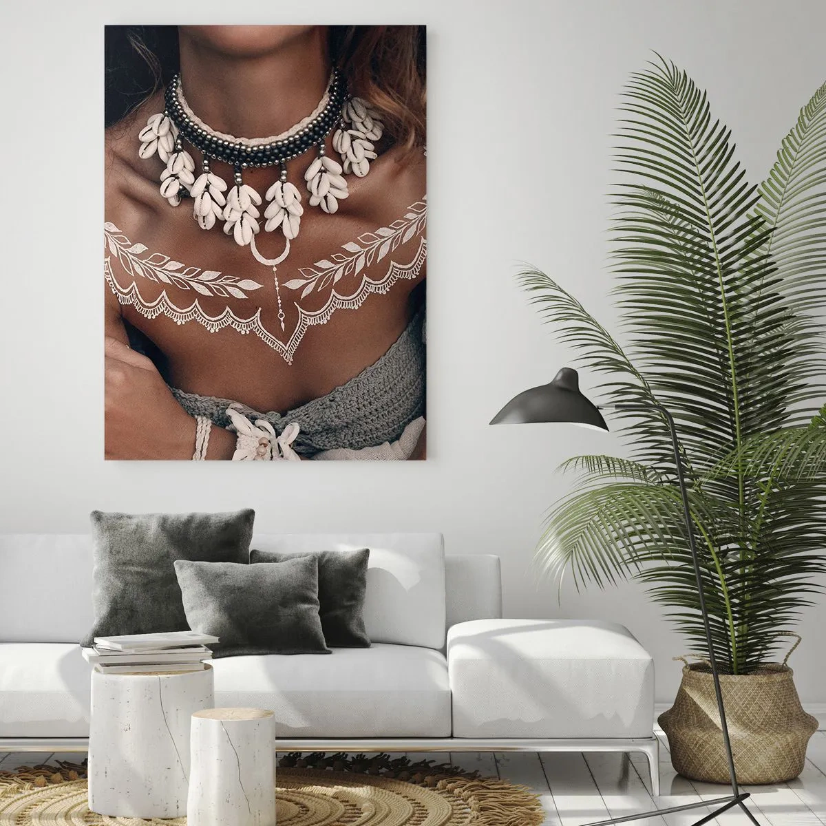 Obraz na szkle - Zbliżenie kobiety w naszyjniku z muszli i białym tatuażu - 50x70cm - Talizmany, rytuały kobiecości - Nowoczesna dekoracja ścienna do salonu, kuchni i sypialni ARTTOR