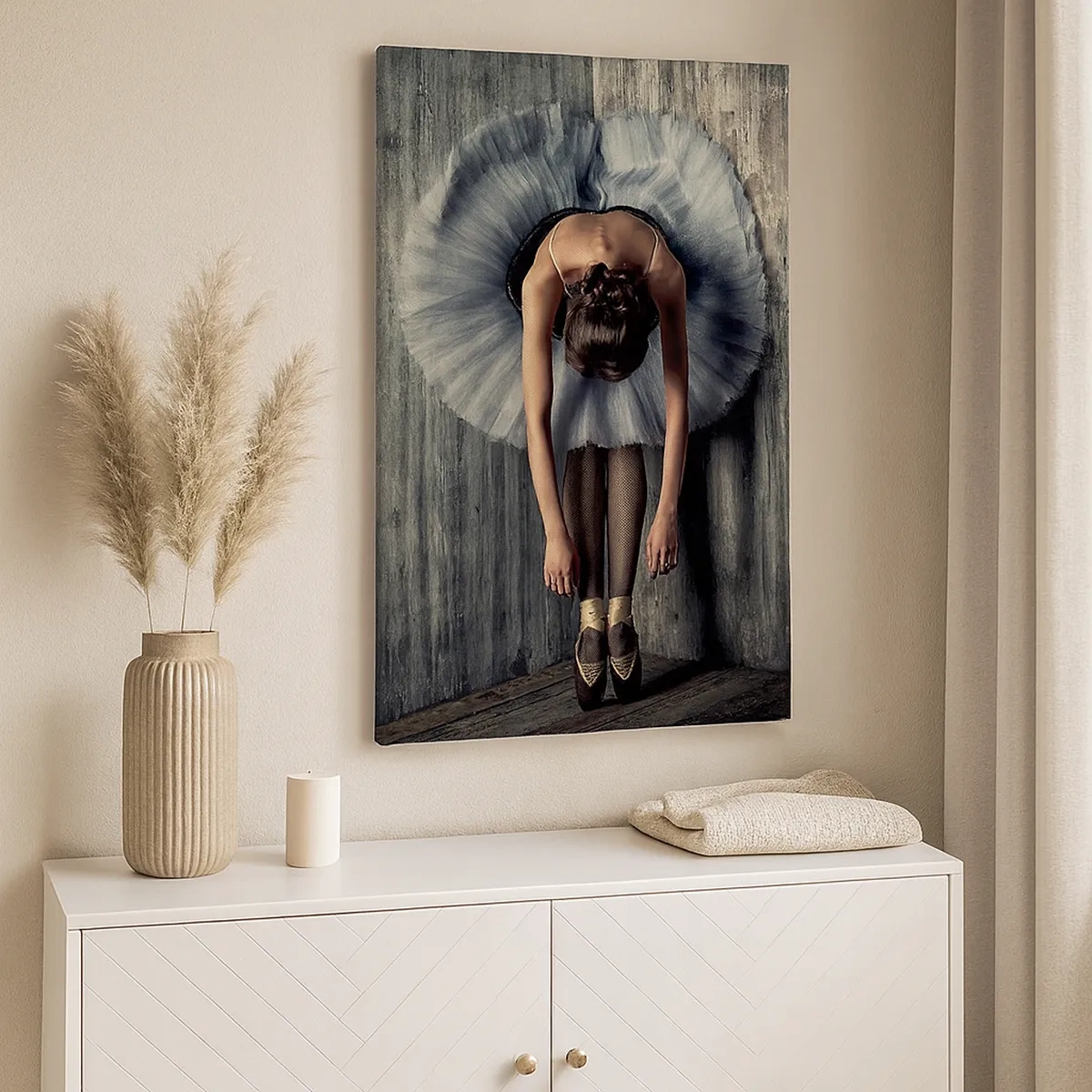 Obraz na płótnie - Baletnica w szarej sukience tutu pochylona w ukłonie - 50x70cm - Gdy cichnie muzyka - Nowoczesna dekoracja ścienna do salonu, kuchni i sypialni ARTTOR