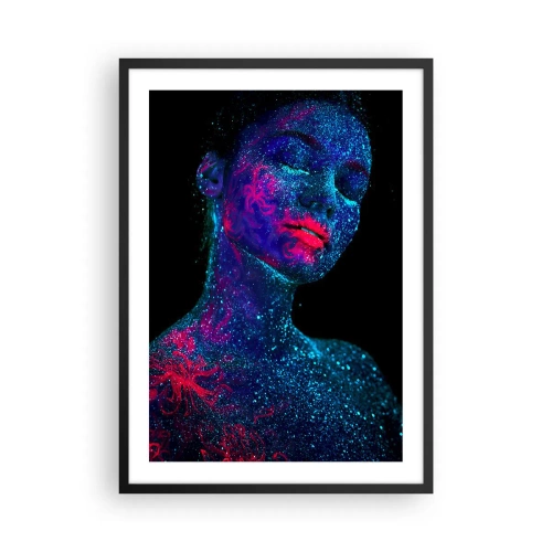 Plakat w czarnej ramie - Kobieta pokryta fluorescencyjnymi pyłkami w świetle UV - 50x70cm - W gwiezdnym pyle - Nowoczesna dekoracja ścienna do salonu i sypialni ARTTOR