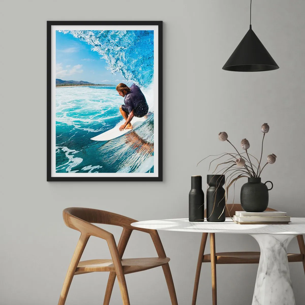 Plakat w czarnej ramie - Surfer w tubie wodnej na tle błękitnego oceanu - 50x70cm - Tańczący z falami - Nowoczesna dekoracja ścienna do salonu i sypialni ARTTOR
