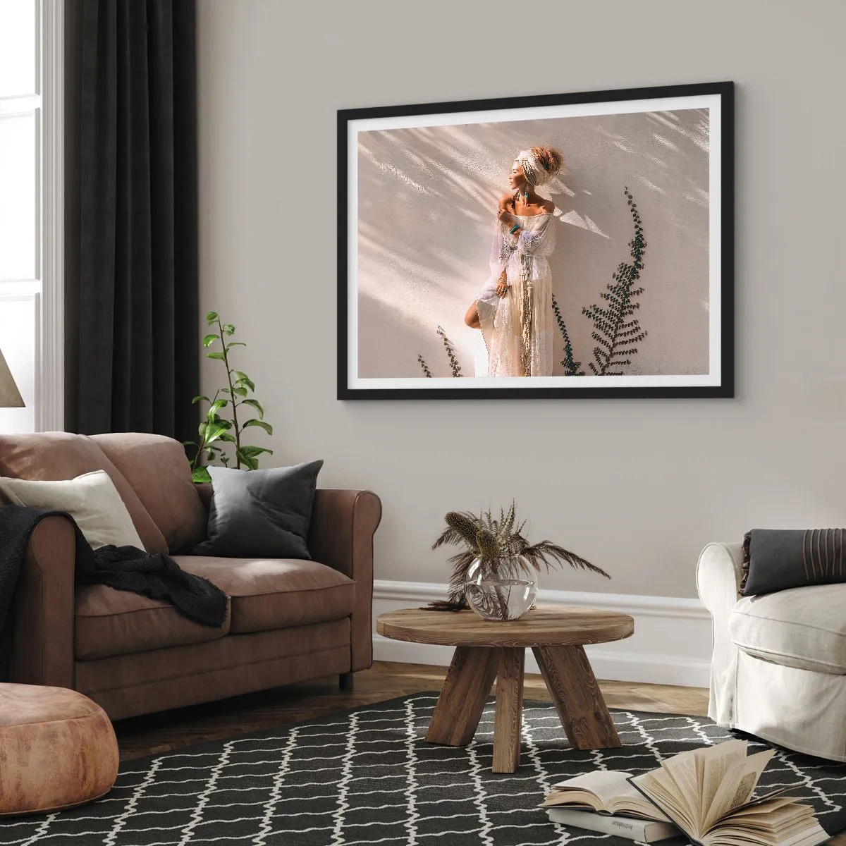Plakat w czarnej ramie - Kobieta w stylizacji boho oświetlona promieniami słońca - 70x50cm - Słońce i dziewczyna - Nowoczesna dekoracja ścienna do salonu i sypialni ARTTOR