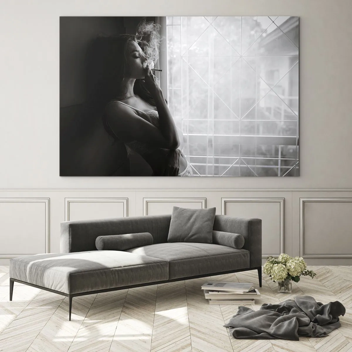 Obraz na szkle - Kobieta paląca przy oknie w czerni i bieli - 70x50cm - Zmysłowa chwila - Nowoczesna dekoracja ścienna do salonu i sypialni ARTTOR