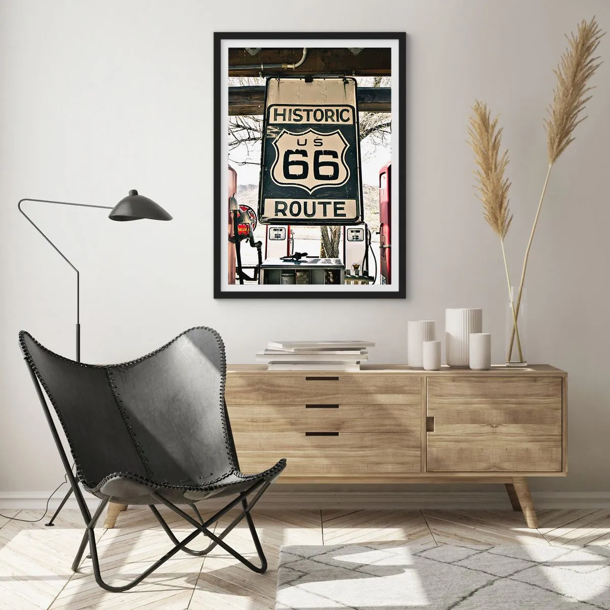 Plakat w czarnej ramie - Tablica Route 66 na tle stacji benzynowej - 50x70cm - Amerykańska retro podróż - Nowoczesna dekoracja ścienna do salonu i sypialni ARTTOR