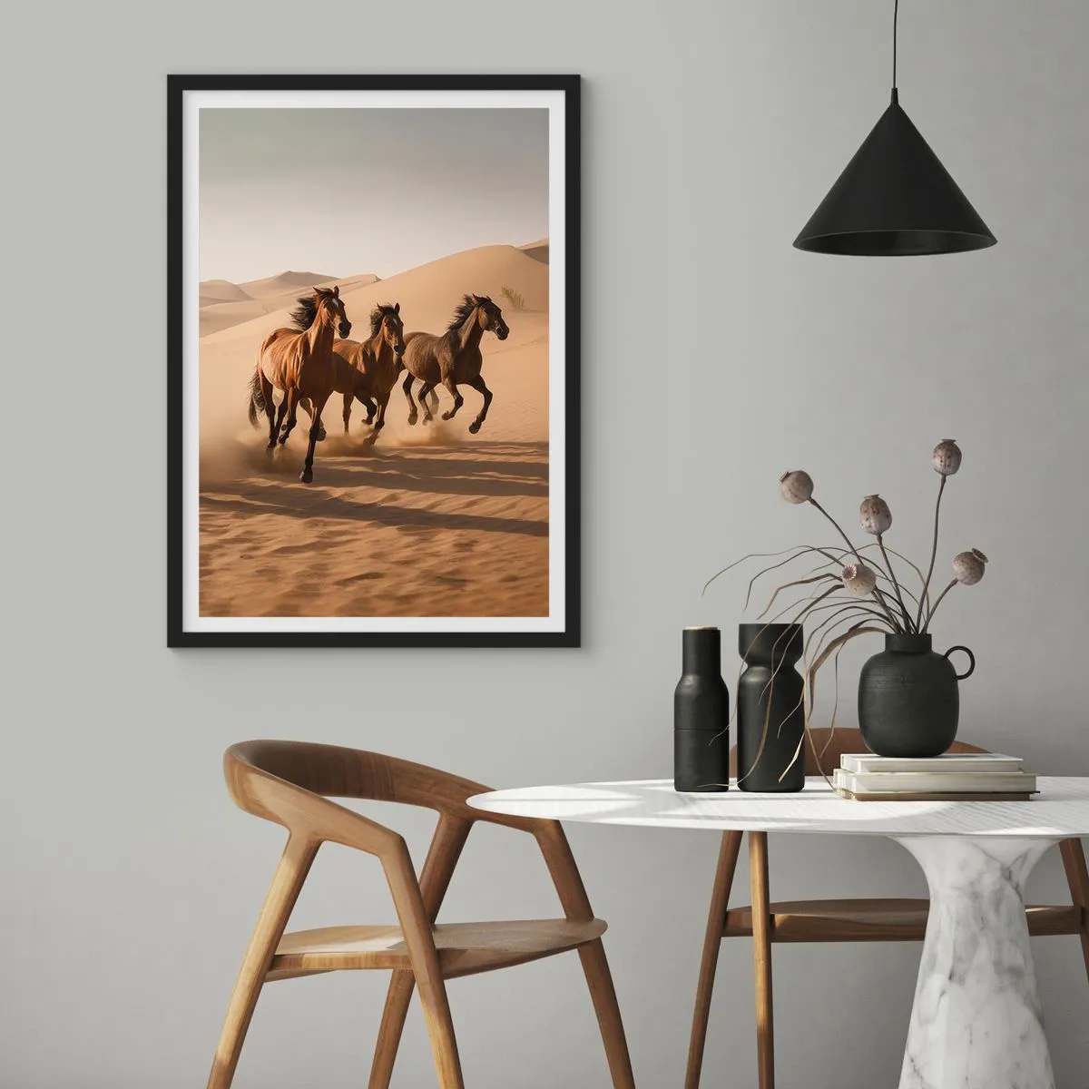 Plakat w czarnej ramie - Galopujące konie na pustyni w ciepłym świetle zachodu słońca - 50x70cm - Wolne jak wiatr - Nowoczesna dekoracja ścienna do salonu i sypialni ARTTOR