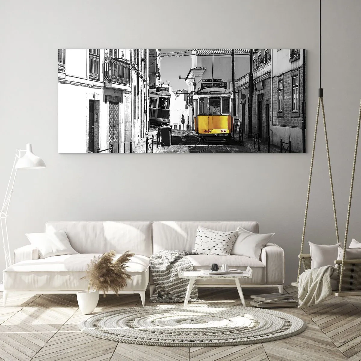 Obraz na szkle - Żółty tramwaj na ulicach Lizbony w monochromatycznej scenerii - 120x50cm - Duch Lizbony - Nowoczesna dekoracja ścienna do salonu i sypialni ARTTOR