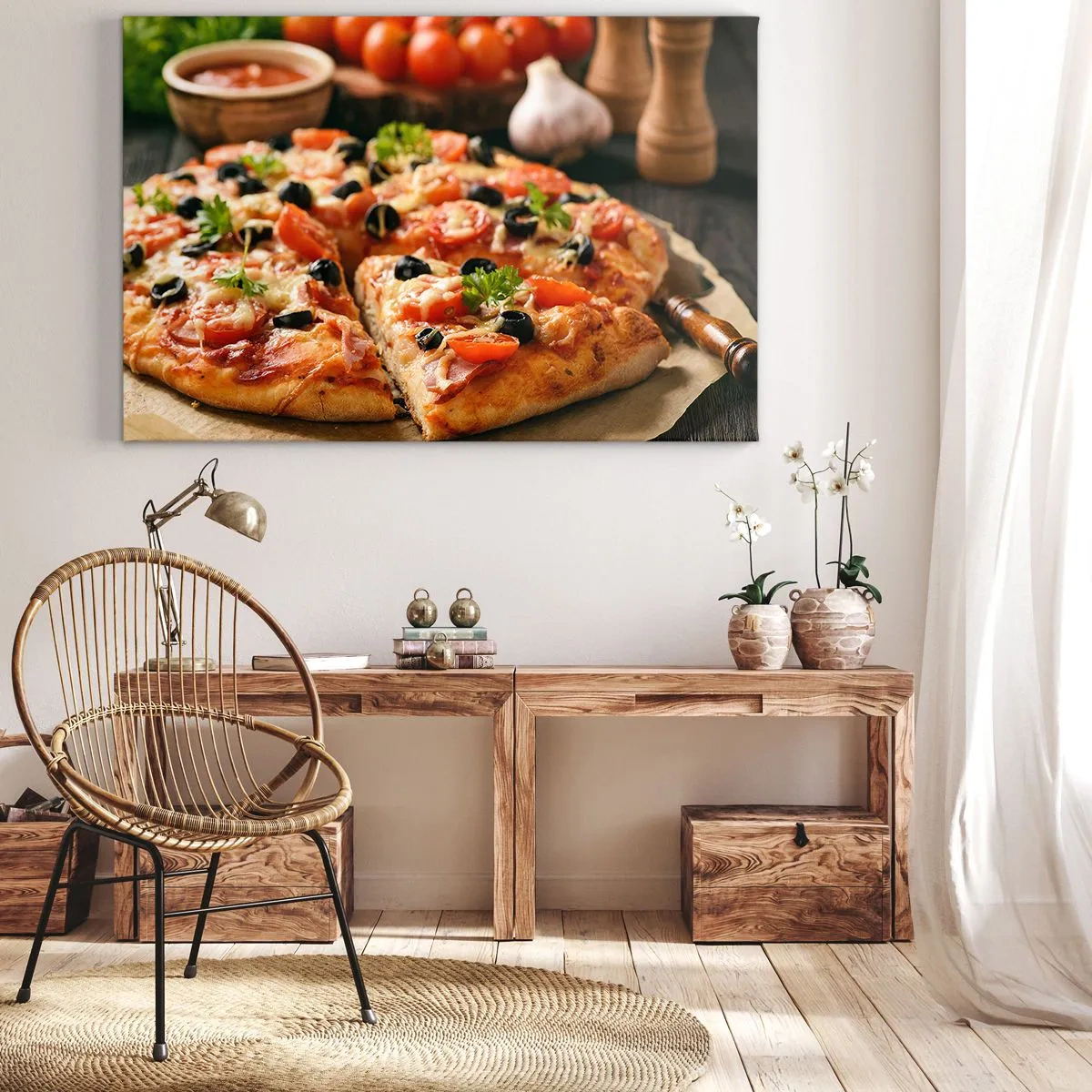 Obraz na płótnie - Pizza z pomidorami, oliwkami i świeżymi ziołami na stole - 70x50cm - Znów ci się upiekło - Nowoczesna dekoracja ścienna do salonu i sypialni ARTTOR