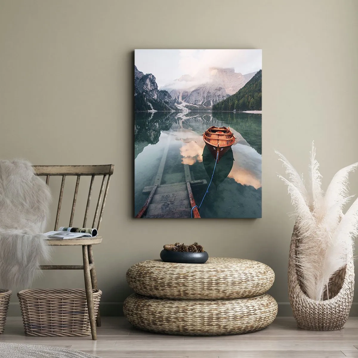 Obraz na płótnie - Drewniana łódź przycumowana do pomostu na tle gór i spokojnego jeziora - 70x100cm - Spokojny sen gór - Nowoczesna dekoracja ścienna do salonu i sypialni ARTTOR