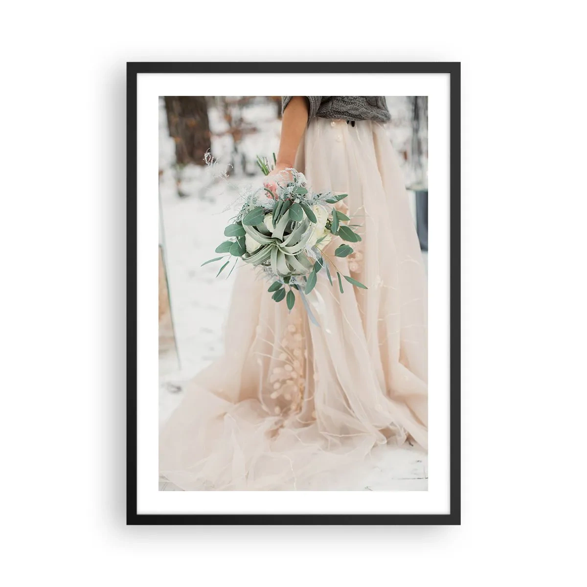 Plakat w czarnej ramie - Panna młoda w beżowej sukni trzymająca bukiet na śniegu - 50x70cm - I żyli długo i szczęśliwie - Nowoczesna dekoracja ścienna do salonu i sypialni ARTTOR