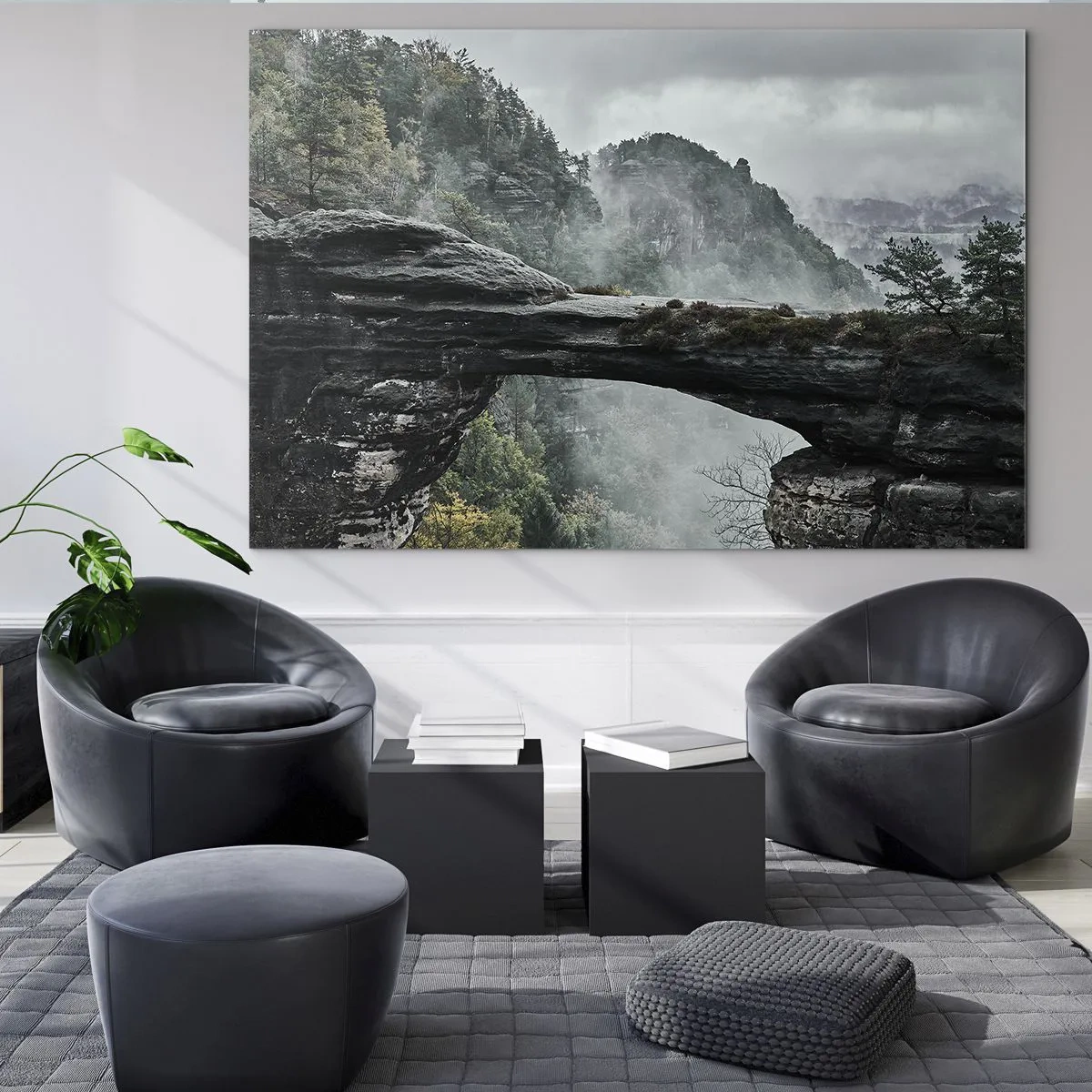 Obraz na szkle - Kamienny most wśród mglistych gór i leśnego krajobrazu - 70x50cm - Zaraz się zacznie przygoda - Nowoczesna dekoracja ścienna do salonu i sypialni ARTTOR