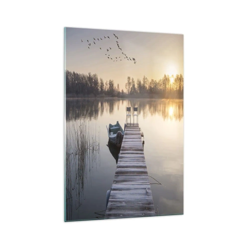 Obraz na szkle - Pomost nad jeziorem o poranku z łódką i krzesłami - 70x100cm - Wrócę za jakiś czas - Nowoczesna dekoracja ścienna do salonu i sypialni ARTTOR