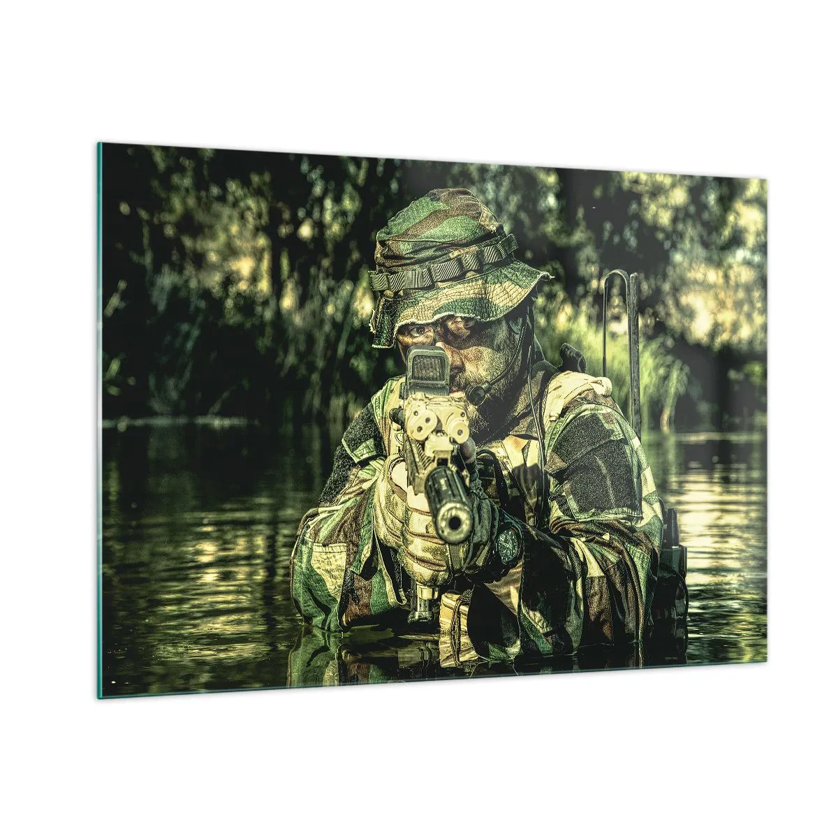 Obraz na szkle - Żołnierz w pełnym kamuflażu celujący przez wizjer w wodnym otoczeniu - 100x70cm - Najlepszy z najlepszych - Nowoczesna dekoracja ścienna do salonu, kuchni i sypialni ARTTOR