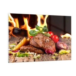 Obraz na szkle - Grillowany stek z warzywami na tle płomieni - 120x80cm - Wyczarowane żarem - Nowoczesna dekoracja ścienna do salonu, kuchni i sypialni ARTTOR
