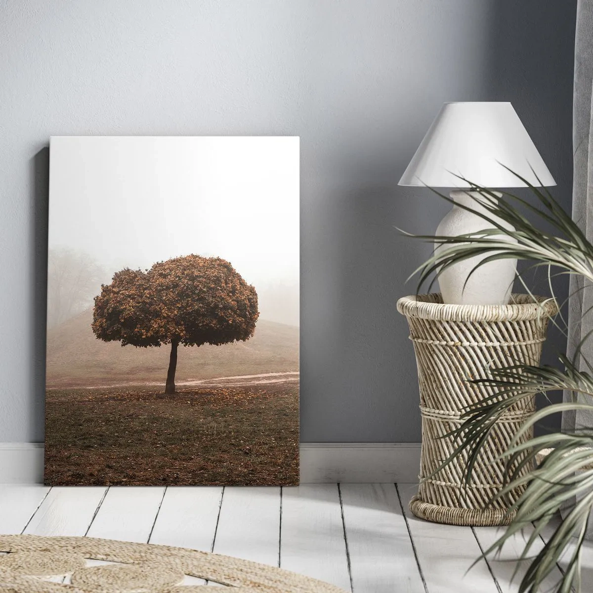 Obraz na płótnie - Jesienne drzewo samotnie stojące we mgle na tle pagórkowatego krajobrazu - 70x100cm - Po pracowitym lecie - Nowoczesna dekoracja ścienna do salonu i sypialni ARTTOR