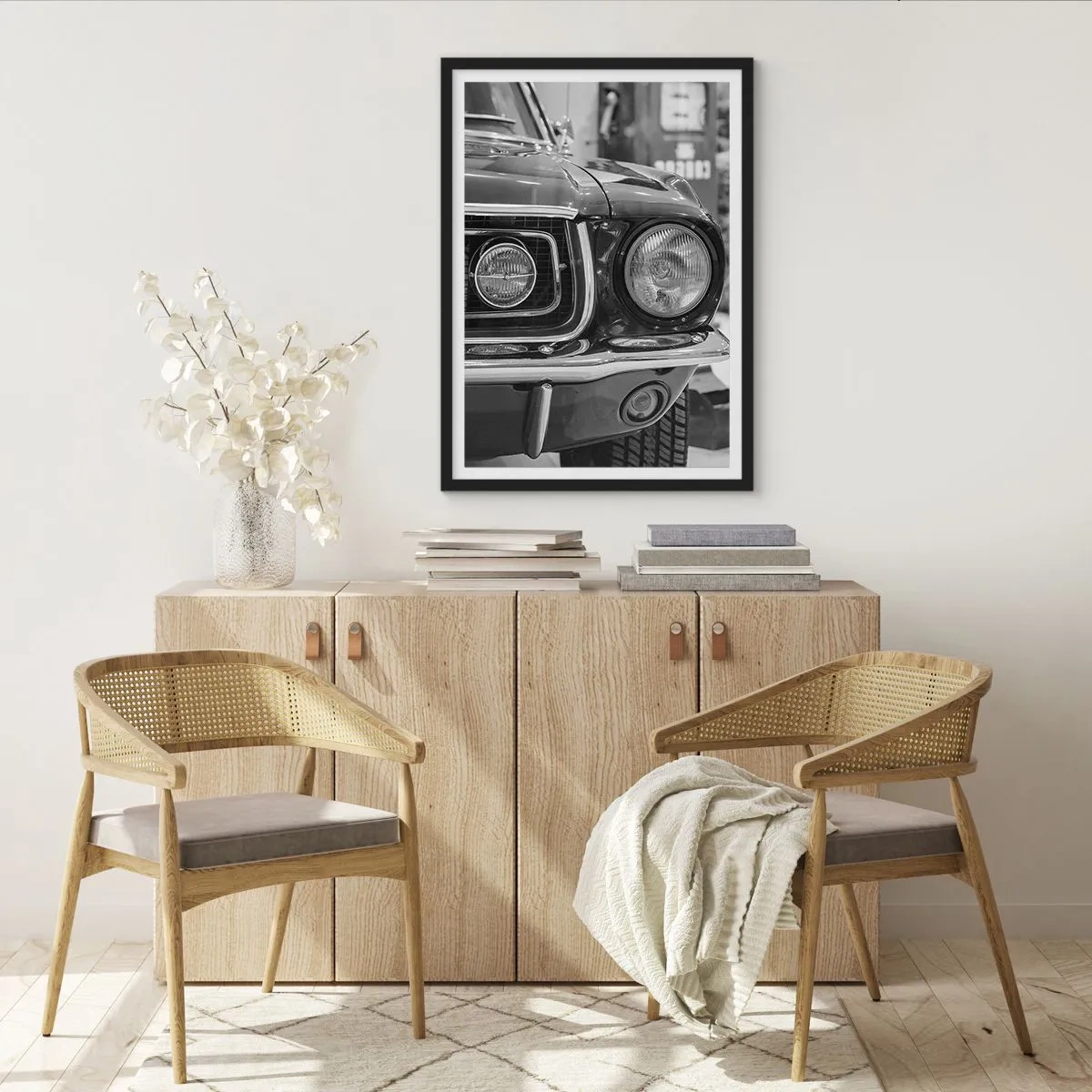 Plakat w czarnej ramie - Czarno-biały zbliżenie przodu klasycznego samochodu - 50x70cm - Ostra jazda - Nowoczesna dekoracja ścienna do salonu i sypialni ARTTOR