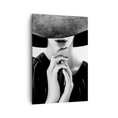 Obraz na płótnie - Stylowa kobieta w dużym kapeluszu w odcieniach czerni i bieli - 70x100cm - Skryte piękno - Nowoczesna dekoracja ścienna do salonu i sypialni ARTTOR