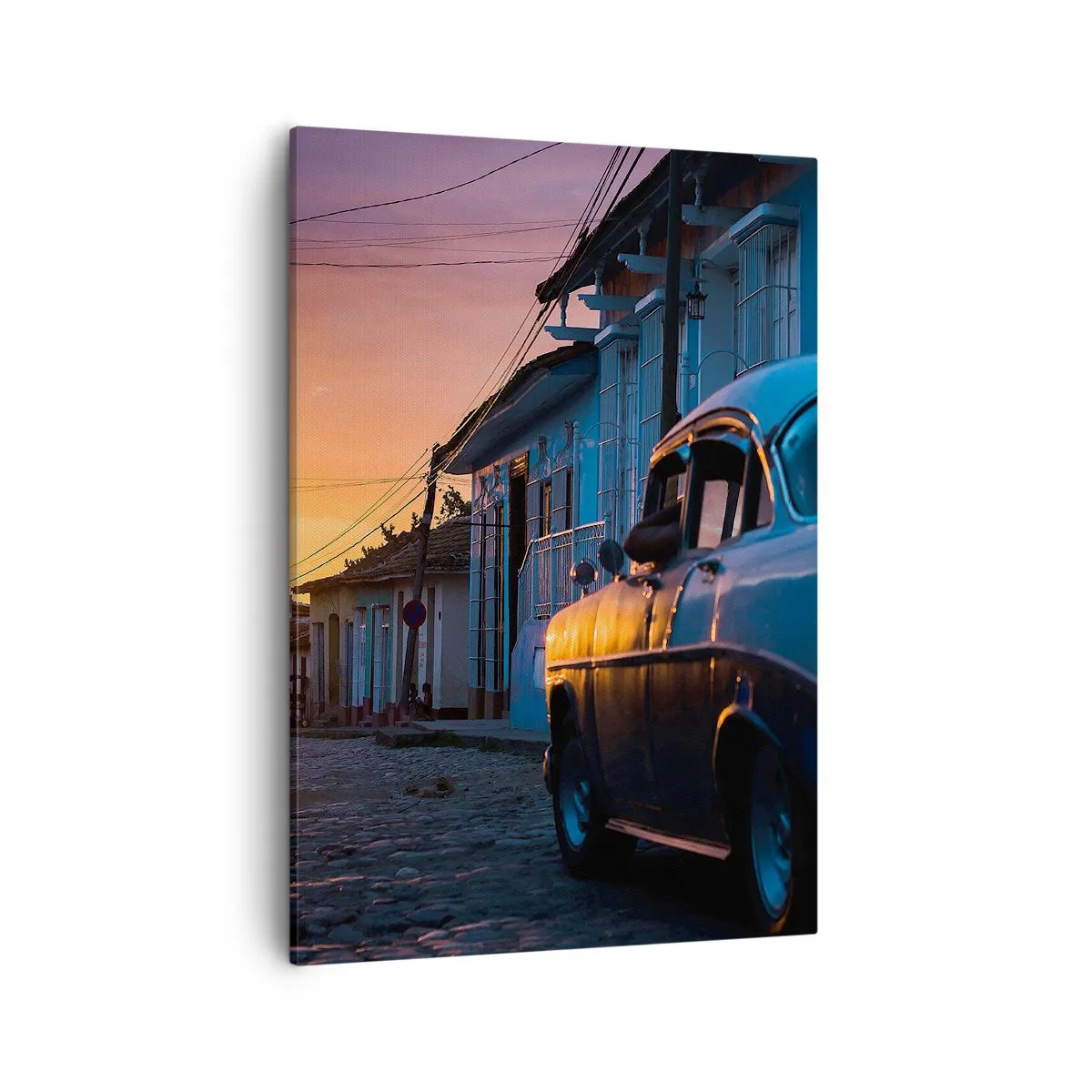 Obraz na płótnie - Zabytkowy samochód na tle ulicy o zachodzie słońca - 50x70cm - Tutaj zwalnia czas - Nowoczesna dekoracja ścienna do salonu, kuchni i sypialni ARTTOR