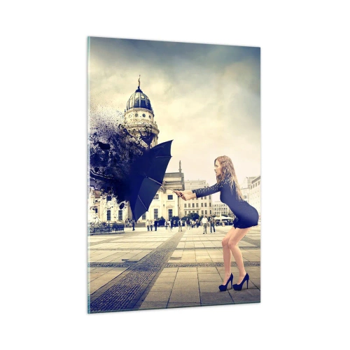 Obraz na szkle - Kobieta z parasolem na tle miejskiego placu w artystycznej kompozycji - 50x70cm - Jest taki wiatr… - Nowoczesna dekoracja ścienna do salonu, kuchni i sypialni ARTTOR