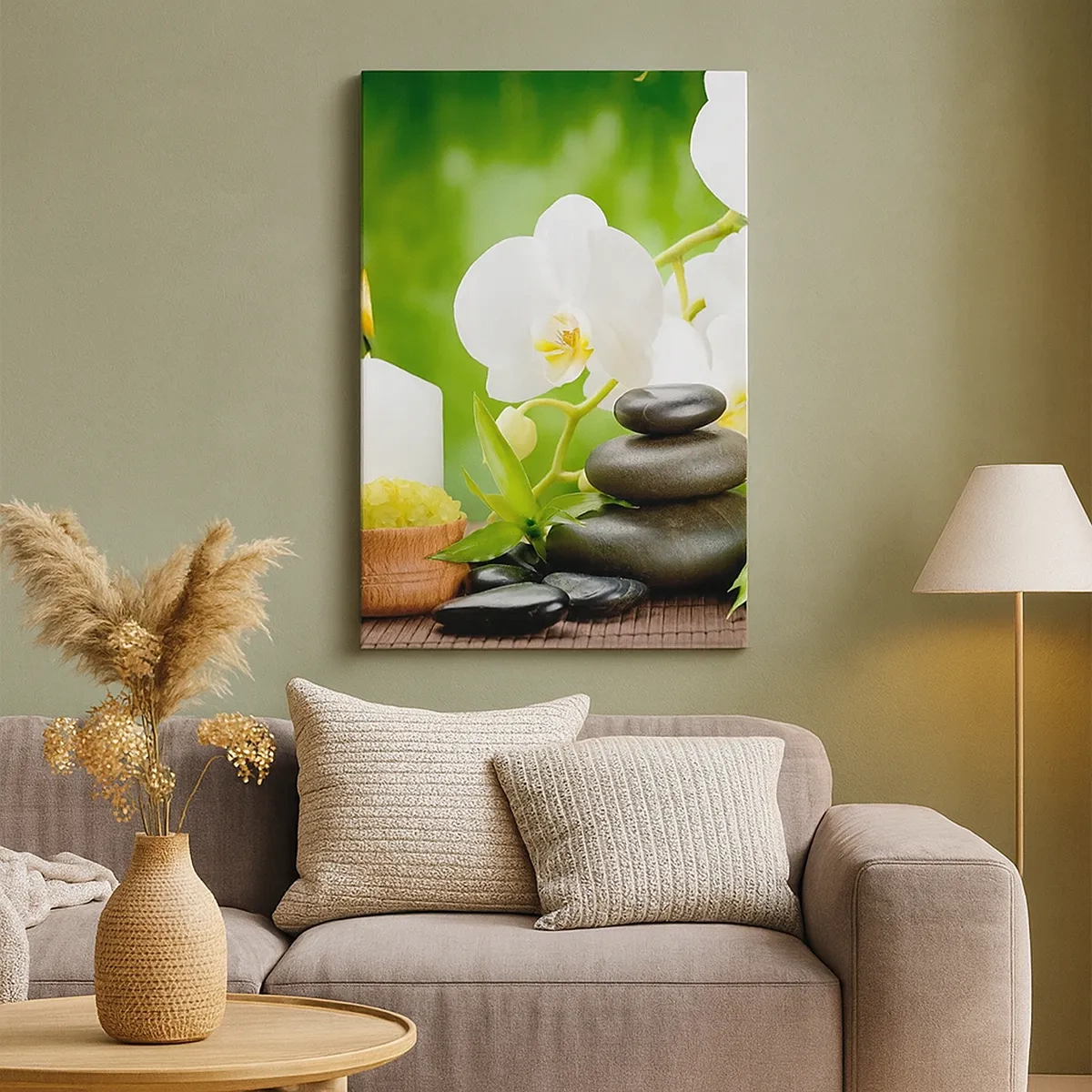 Obraz na płótnie - Białe orchidee, kamienie spa i świeca na tle zieleni - 50x70cm - Wonny, kwiatowy, delikatny dotyk - Nowoczesna dekoracja ścienna do salonu, kuchni i sypialni ARTTOR
