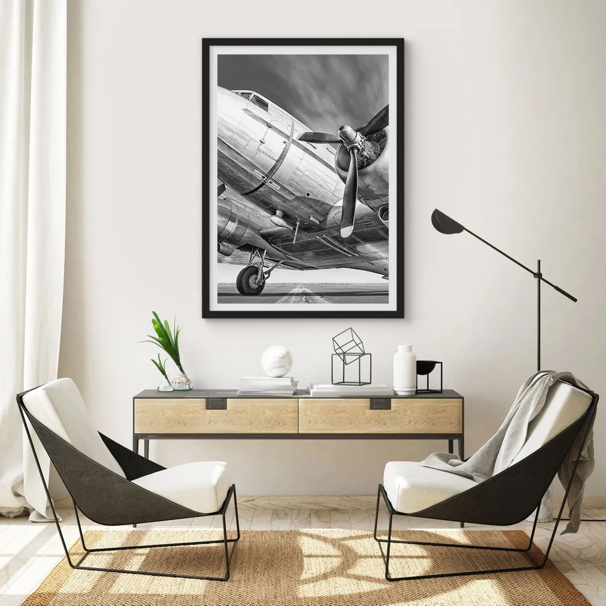 Plakat w czarnej ramie - Czarno-białe ujęcie klasycznego samolotu z bliska - 50x70cm - Zawsze gotowy do lotu - Nowoczesna dekoracja ścienna do salonu i sypialni ARTTOR