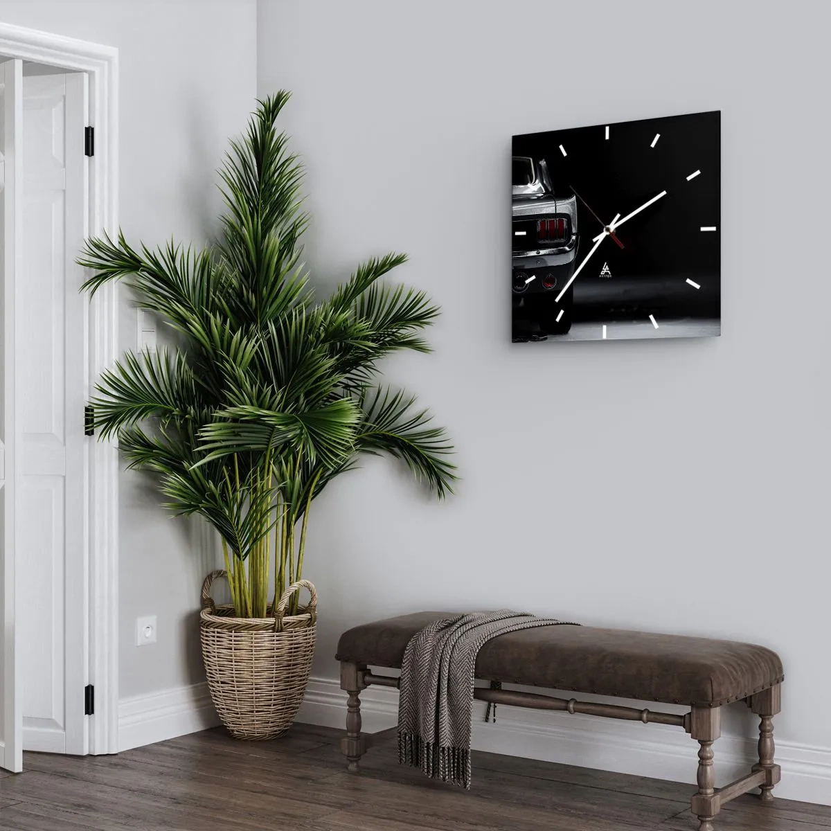 Zegar ścienny - Czarno-biały obraz przedstawiający tylną część klasycznego samochodu na tle ciemnej przestrzeni - 30x30cm - Czar klasyki - Nowoczesna dekoracja ścienna do salonu i sypialni ARTTOR