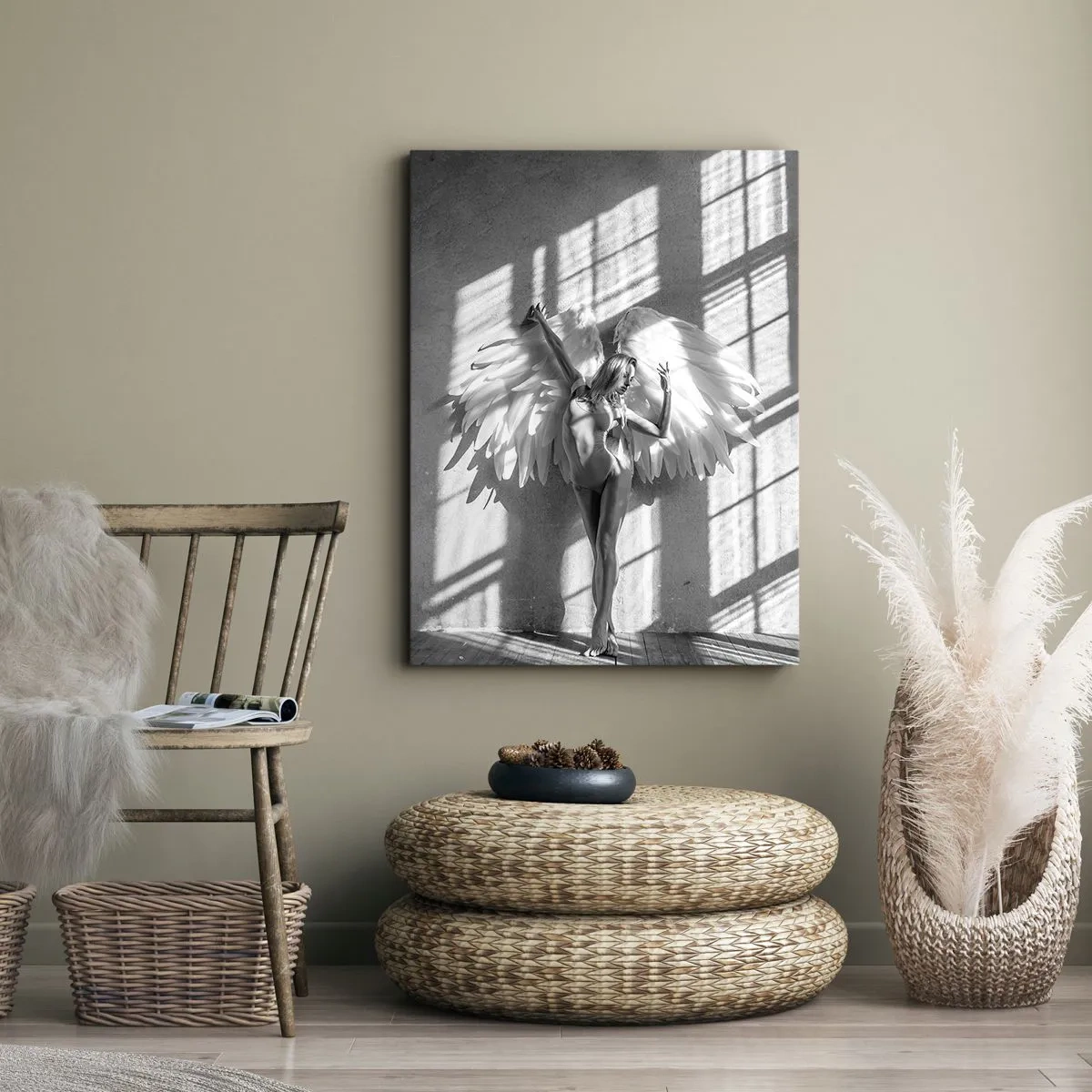 Obraz na płótnie - Kobieta w skrzydłach anioła na tle cienia okna - 50x70cm - Wprost z nieba - Nowoczesna dekoracja ścienna do salonu, kuchni i sypialni ARTTOR