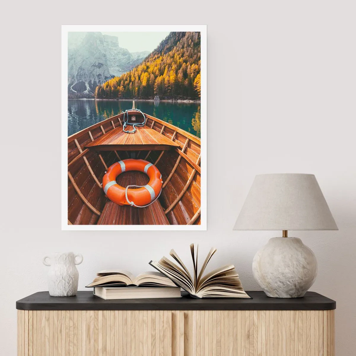 Plakat - Drewniana łódź na jeziorze w otoczeniu gór - 50x70cm - Górska wycieczka - Nowoczesna dekoracja ścienna do salonu, kuchni i sypialni ARTTOR