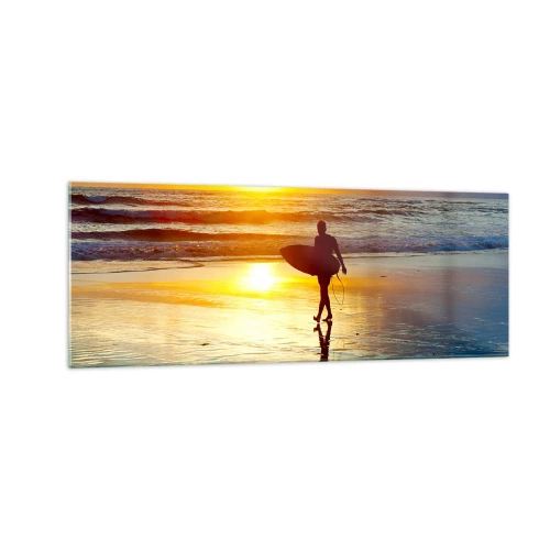 Obraz na szkle - Surfer idący po plaży o zachodzie słońca z deską w ręku - 140x50cm - Powrót wojownika - Nowoczesna dekoracja ścienna do salonu i sypialni ARTTOR