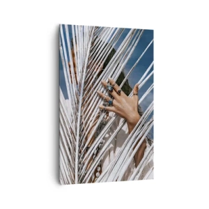 Obraz na płótnie - Kobieta ukryta za palmowymi liśćmi z pierścieniami na dłoniach - 80x120cm - Dziewczyna szamana? - Nowoczesna dekoracja ścienna do salonu i sypialni ARTTOR