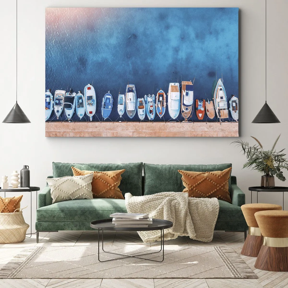 Obraz na płótnie - Łodzie zacumowane przy brzegu na tle błękitnej wody - 70x50cm - W jednym rzędzie - Nowoczesna dekoracja ścienna do salonu i sypialni ARTTOR