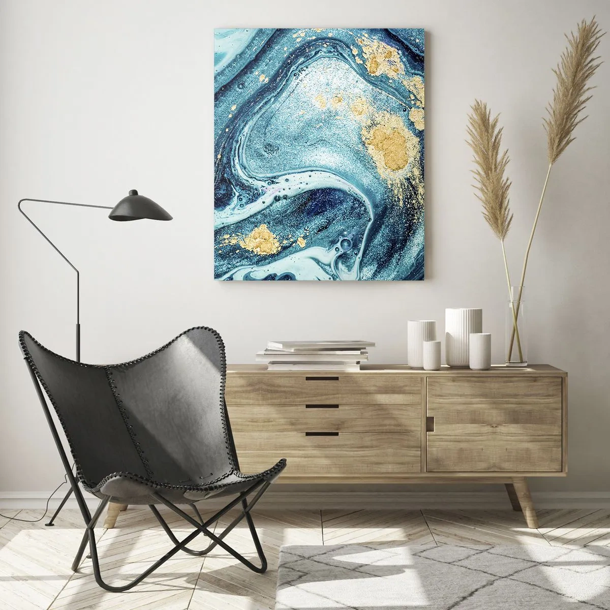 Obraz na szkle - Abstrakcyjna kompozycja fal i złotych akcentów - 70x100cm - Błekitny wir - Nowoczesna dekoracja ścienna do salonu i sypialni ARTTOR